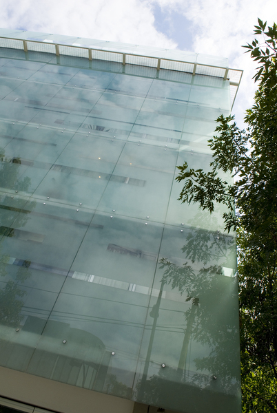 L’hôtel Habita est caractérisé par cette façade en verre qui laisse pénétrer la lumière naturelle.