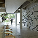 Un mur en bronze réalisé par l’artiste Jan Hendrix pare le mur du hall d’entrée.