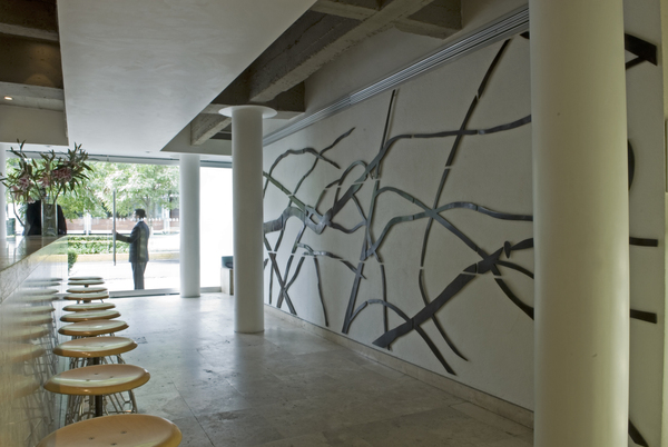 Un mur en bronze réalisé par l’artiste Jan Hendrix pare le mur du hall d’entrée.