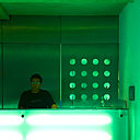 Un comptoir lumineux accueille le visiteur qui est tout de suite plongé dans l’ambiance de l’hôtel