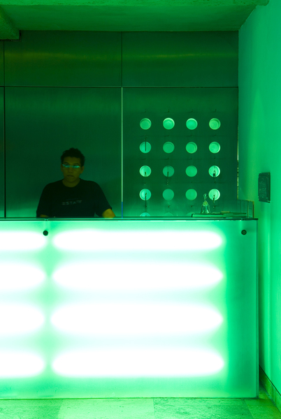 Un comptoir lumineux accueille le visiteur qui est tout de suite plongé dans l’ambiance de l’hôtel