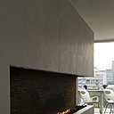 Au sixième étage, une cheminée à l’éthanol reçoit les visiteurs dans un espace détente.