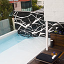 Situé au cinquième étage, la piscine chauffée se niche à l’extérieur dans un cadre idéal.