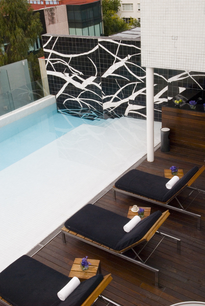 Situé au cinquième étage, la piscine chauffée se niche à l’extérieur dans un cadre idéal.
