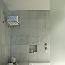 Faite de marbre, la salle de bains offre un design épurée et minimaliste.