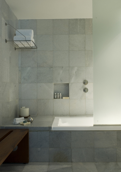 Faite de marbre, la salle de bains offre un design épurée et minimaliste.