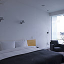 L'applique Tolomeo orne les murs de la chambre. L’hôtel est doté de créations phares du design.