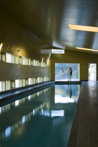 Un couloir d’eau longe les fenêtres de l’hôtel ; une piscine au design unique.