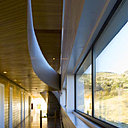 Tel un navire, l’hôtel est doté de longues coursives.