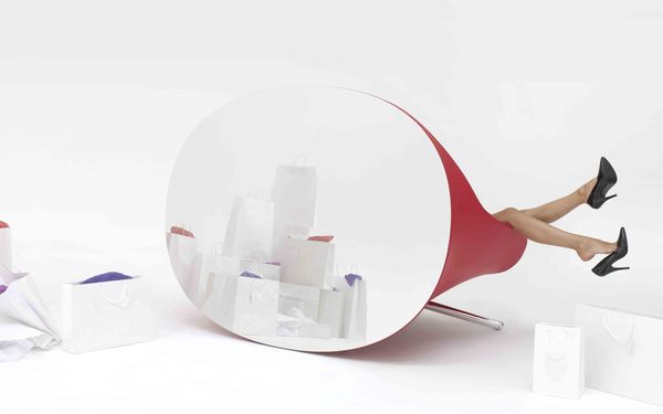 Créé en 2010, canapé que l’on retourne face au mûr « Double Je », est un canapé qui se présente de prime abord comme un grand miroir ovale.