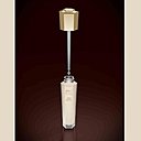 Emblème des sérums et lotions Guerlain, une abeille royale se pose délicatement pour aller chercher au cœur de la ruche la gelée royale.