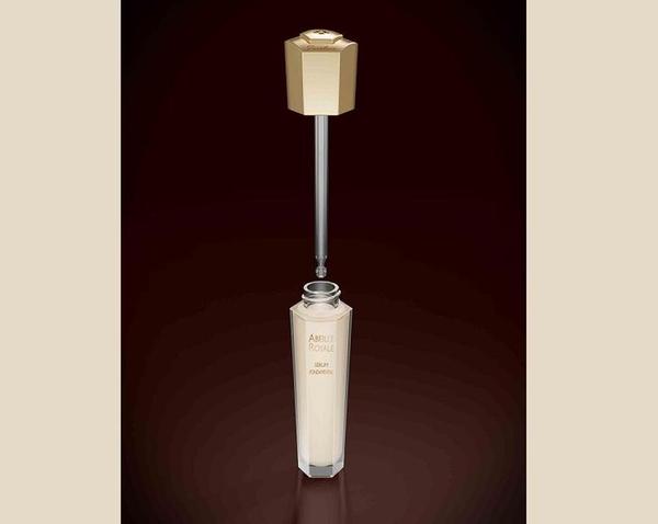 Emblème des sérums et lotions Guerlain, une abeille royale se pose délicatement pour aller chercher au cœur de la ruche la gelée royale.