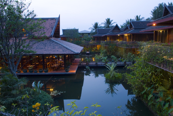 Sur pilotis, les chambres sont entourées d’eau.