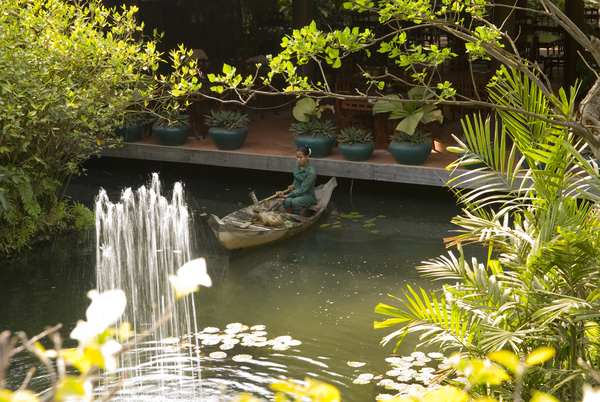 Le personnel de l’hôtel vogue sur de petites barques à travers ces fascinants couloirs d’eau.