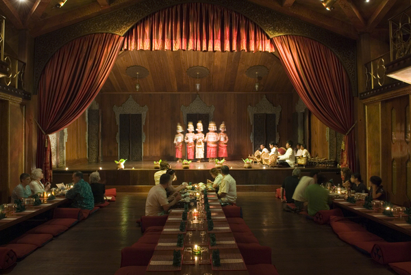 Tout en admirant les artistes, les visiteurs peuvent déguster un plat cambodgien.