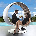 Le design d' « Hug Chair » permet de créer un mini salon pour les deux personnes qui s’y installent.