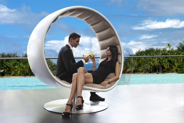 Le design d' « Hug Chair » permet de créer un mini salon pour les deux personnes qui s’y installent.