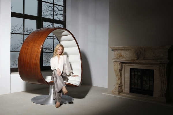 Le nom de « Hug » (calin en Français) a été décidé grâce à la réflexion sur le contact physique.