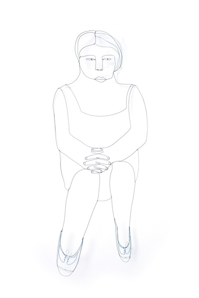 Femme assise de face