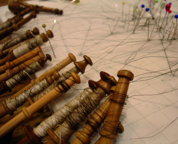 Détail sur un métier composé de dizaines de fuseaux