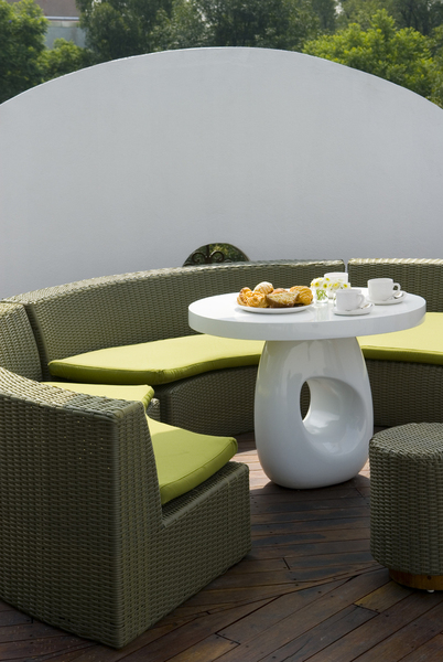 « La Terraza » composée de banquettes arrondies et tabourets a été imaginée par India Mahdavi.