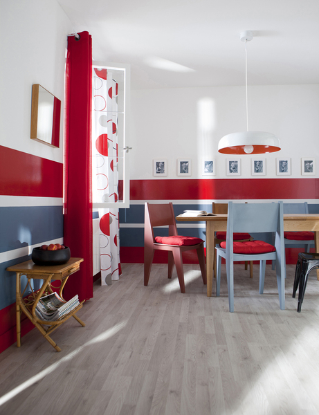 Rénover vos chaises : un mobilier rafraîchi et personnalisé. Harmonie de bleu et de rouge chez Castorama.