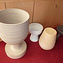 Pot de fleurs, Zélie Boudy. Tabourets, Jean Dufour.