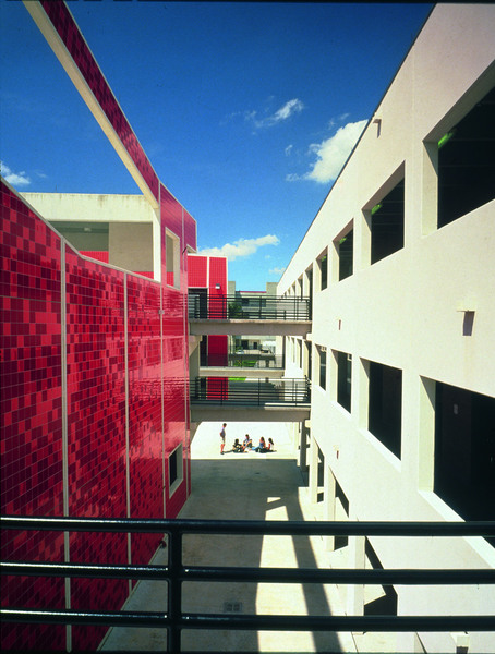 La faculté d’architecture de Miami par Bernard Tschumi.