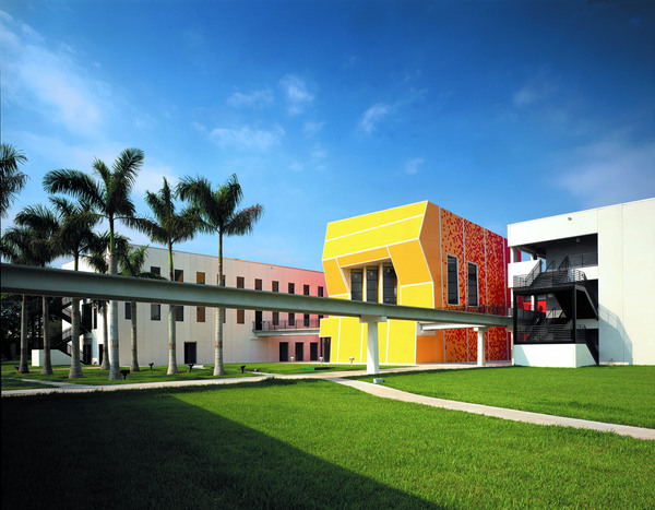 La faculté d’architecture de Miami par Bernard Tschumi.