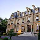 Telle une grande demeure Second Empire, la façade du Saint James Paris s'élève avenue Bugeaud