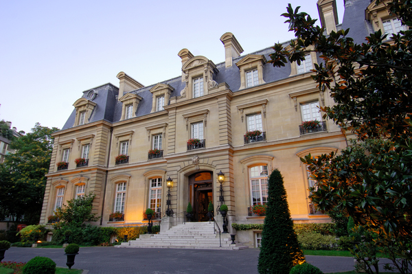 Telle une grande demeure Second Empire, la façade du Saint James Paris s'élève avenue Bugeaud