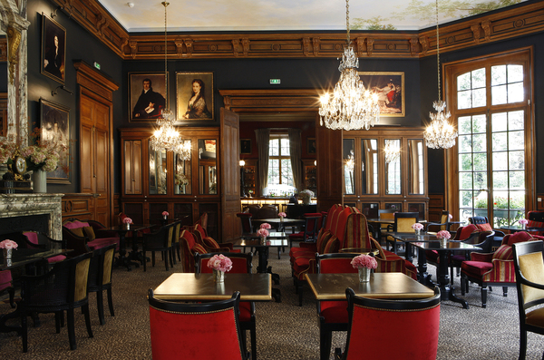 Boiseries, lustres de cristal et ancêtres pendus sur les murs de la splendide salle du restaurant