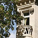Le balcon de la chambre Dior sur la façade néogothique construite en 1883