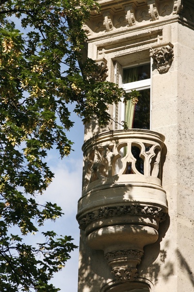 Le balcon de la chambre Dior sur la façade néogothique construite en 1883