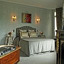 Seule et unique chambre d'hôte avec une vue à couper le souffle sur la Tour Eiffel, la chambre Dior tendue de belles étoffes gris perle, couleur chère au couturier
