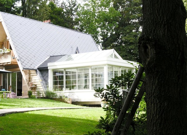 Si votre véranda mesure plus de 20 m², elle deviendra une véritable extension de votre maison, mais une déclaration de travaux, voire un permis de construire sera nécessaire.