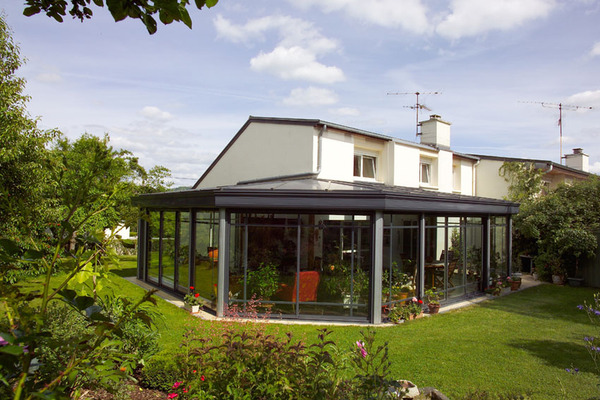 L'exposition de votre véranda au sud ou au sud-ouest, vous permettra d'en profiter durant la majeure partie de l’année, en y adjoignant un chauffage d'appoint notamment.