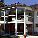 La véranda peut être totalement intégrée à l'architecture de la maison comme ici sur deux étages