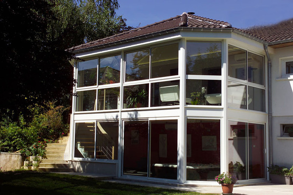 La véranda peut être totalement intégrée à l'architecture de la maison comme ici sur deux étages