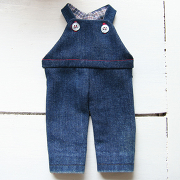 La salopette en jean pour poupée