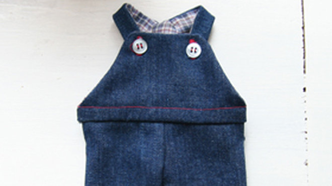 La salopette en jean pour poupée La salopette en jean pour poupée