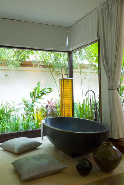 Caressés par les feuilles, les visiteurs peuvent prendre un bain dans une ambiance nature.