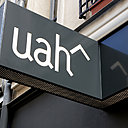 3 lettres et un accent circonflexe mystérieux illuminé sur une tôle perforée : un savant mélange de sobriété et de singularité asiatiques sous le signe de la modernité.