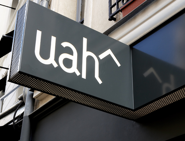 3 lettres et un accent circonflexe mystérieux illuminé sur une tôle perforée : un savant mélange de sobriété et de singularité asiatiques sous le signe de la modernité.