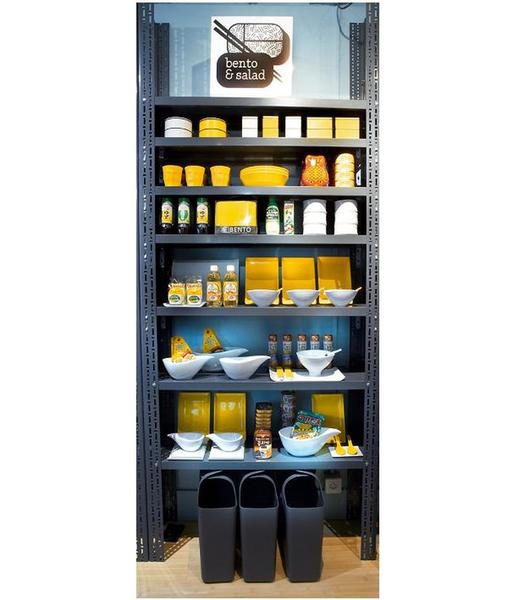 L’art culinaire asiatique concentré dans des étagères-buildings qui nous font voyager dans l’environnement asiatique.