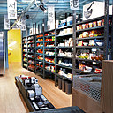 Le rez-de-chaussée de Uah^, sous le signe de la mégalopole asiatique : étagères rappelant les buildings et produits aux packagings hyper colorés vous ouvrent au dynamisme et à l’élégance des villes asiatiques.