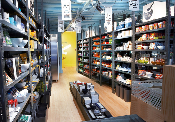 Le rez-de-chaussée de Uah^, sous le signe de la mégalopole asiatique : étagères rappelant les buildings et produits aux packagings hyper colorés vous ouvrent au dynamisme et à l’élégance des villes asiatiques.