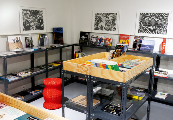 L’ « art shop » : un hymne à la culture asiatique pour découvrir et se cultiver avec expositions d’artistes contemporains, city guides, beaux livres, mangas et œuvres d’art.