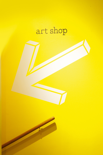 Un mur fluo vers l'Art Shop. qui dynamise la visite : le pétillant des mégapoles du Soleil levant dans une couleur jaune.