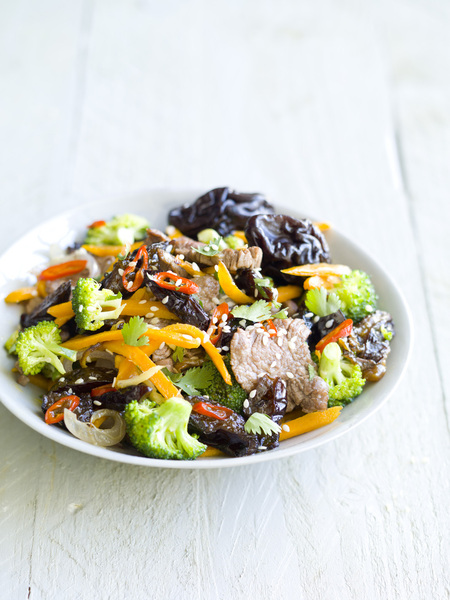 Une viande de bœuf tendre, légèrement sautée à la poêle avec des pruneaux et des légumes croquants